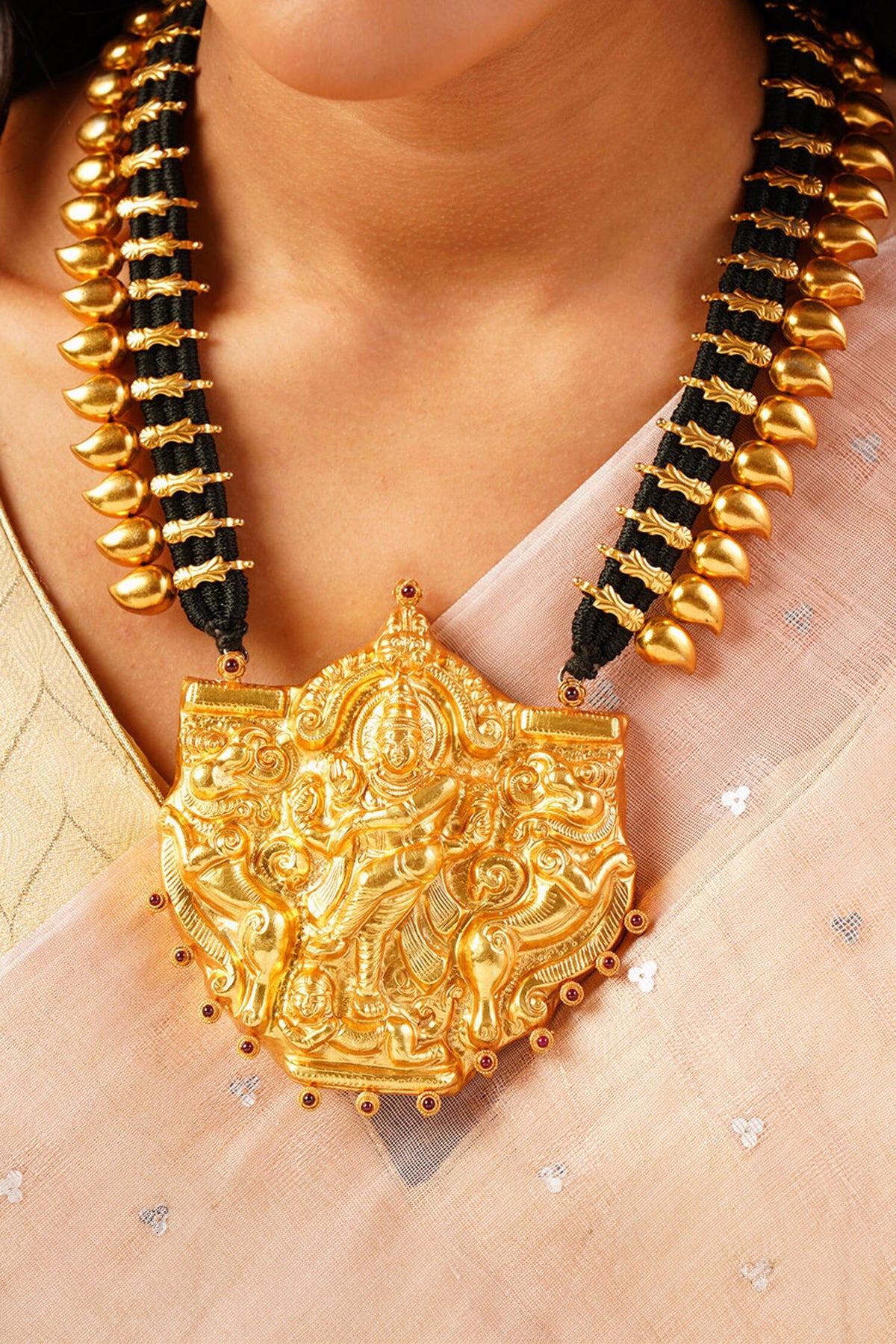 Kundan Embellished Pendant Necklace