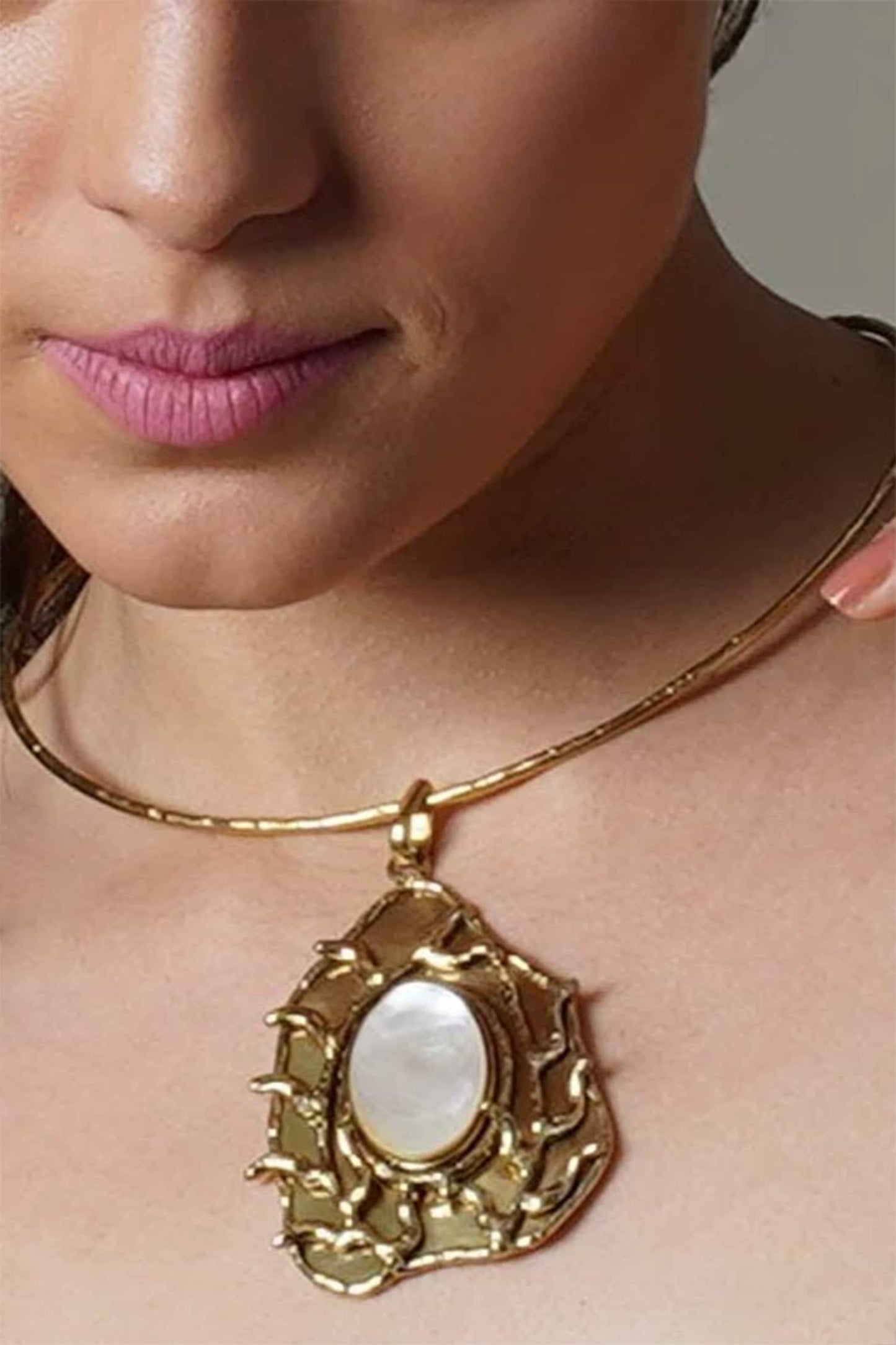 Shell Pearl Embellished Necklace