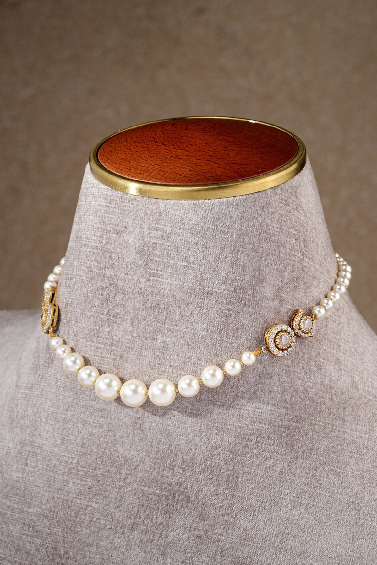 Pearl Studded Sleek Gulluband Choker