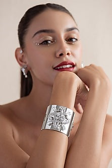 White Finish Swarovski Crystal Horse Motif Handcuff In Sterling Silver