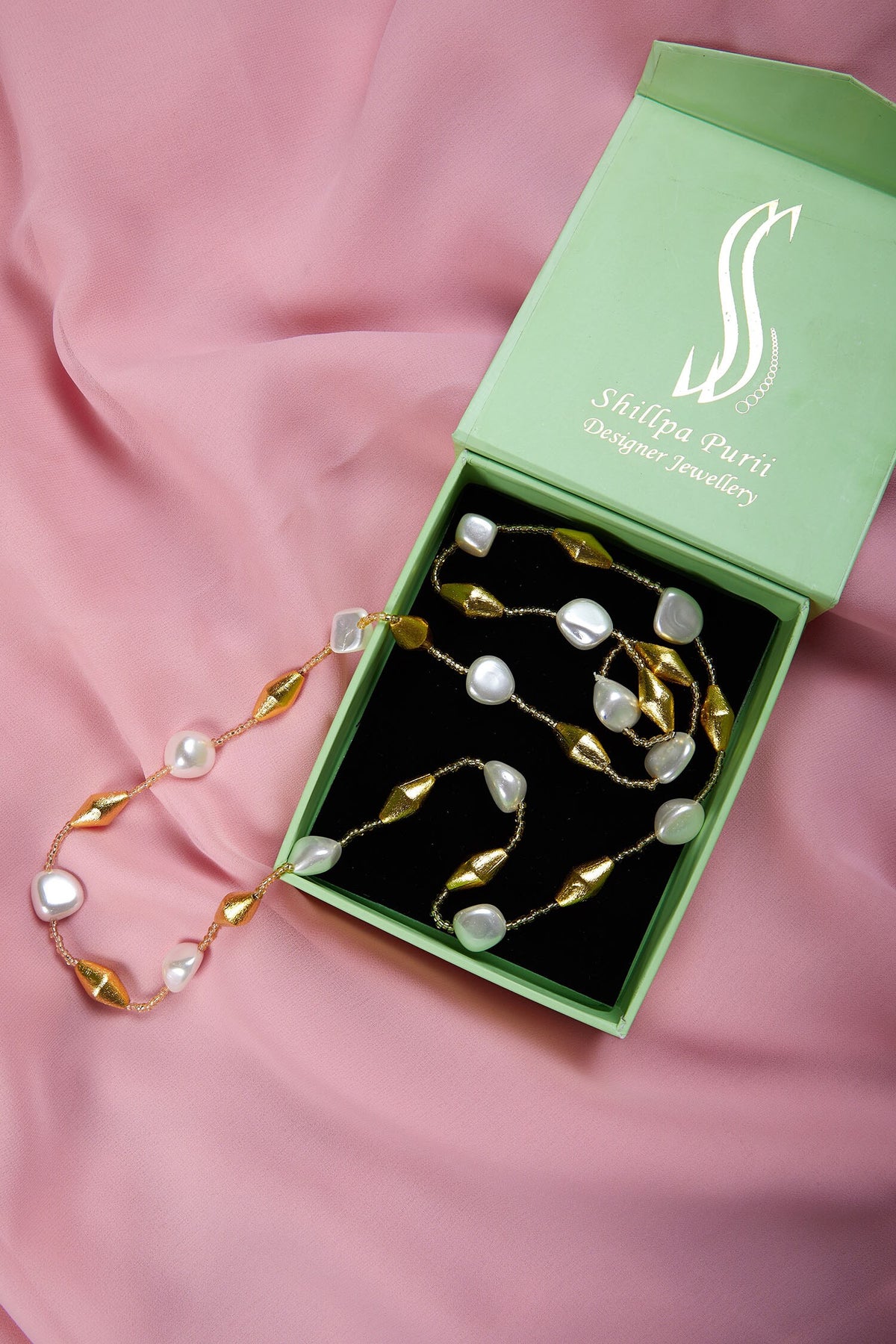 Shell pearl necklace