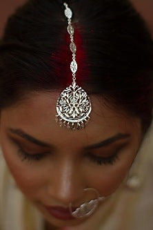 White Finish Cutwork Maang Tikka In Sterling Silver