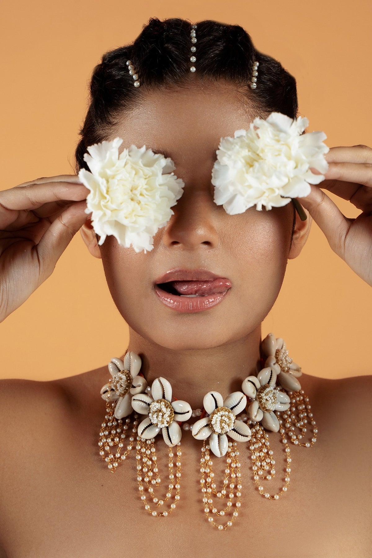Shell Embellished Necklace 