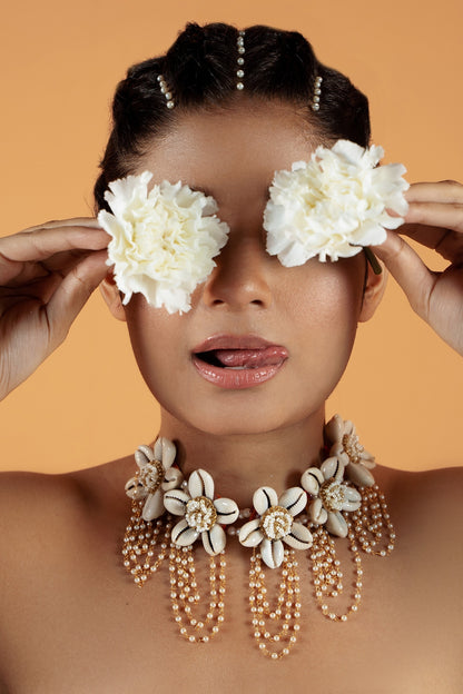 Shell Embellished Necklace 