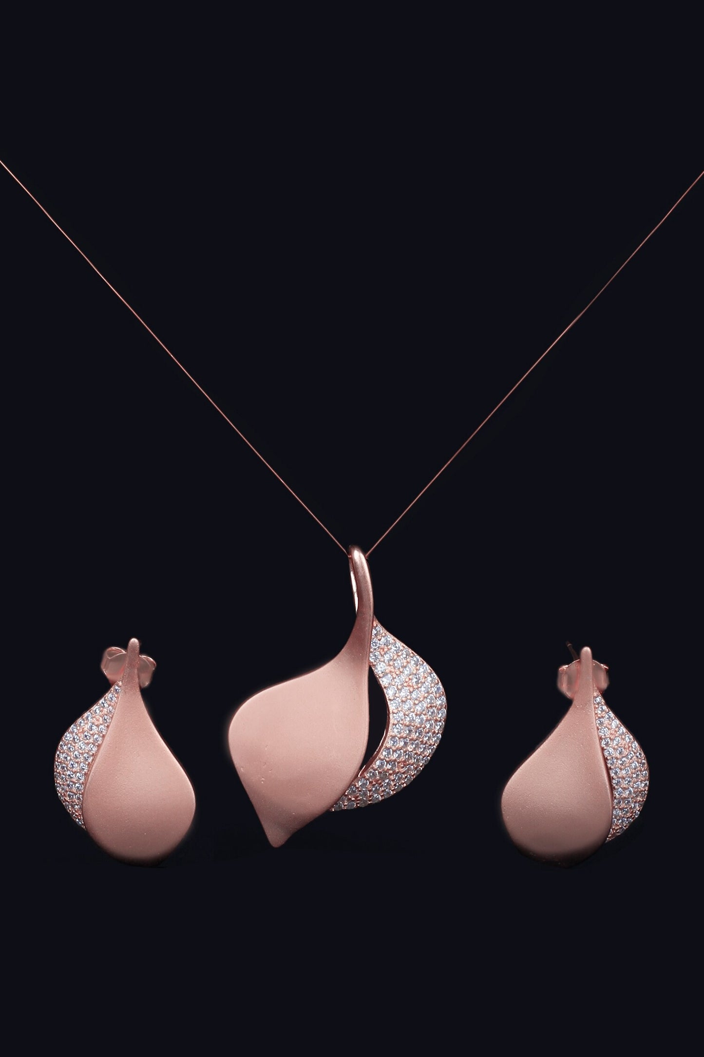 Jiya Leaf Pattern Pendant With Earrings  