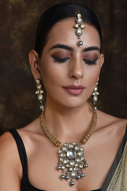 Kundan Embellished Necklace Set 