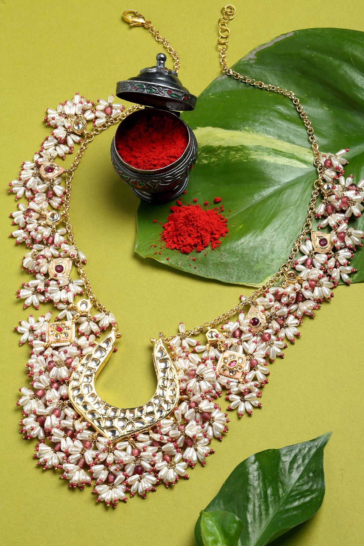 Pearl Embellished Pendant Necklace 