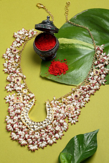 Pearl Embellished Pendant Necklace 