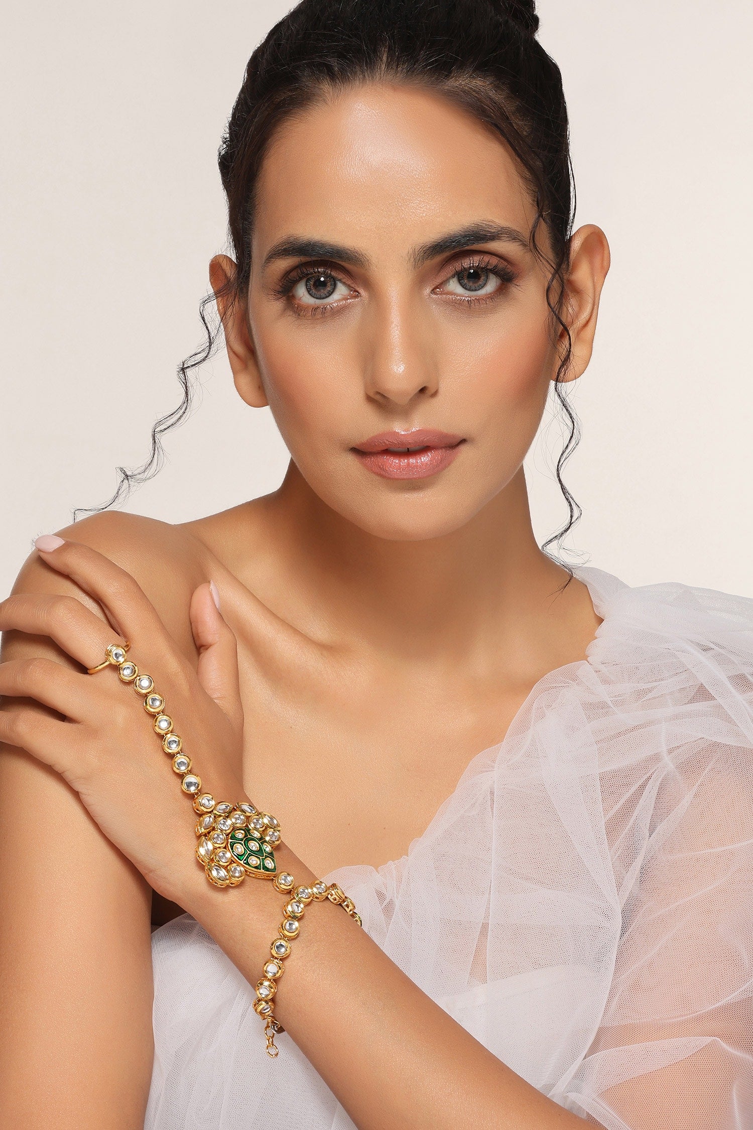 Geometric Pattern Embellished Haathphool 