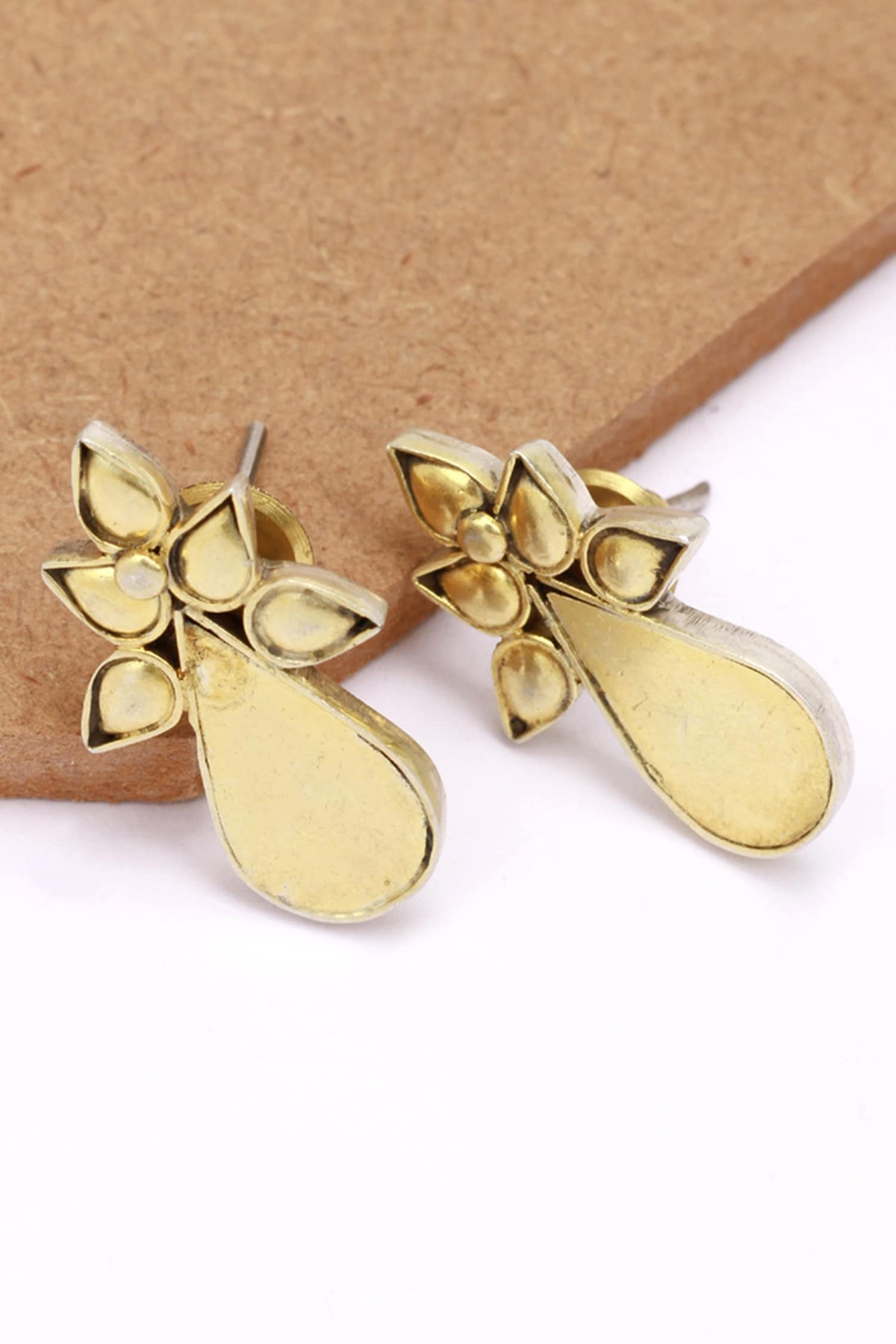 Teardrop Motif Stud Earrings 