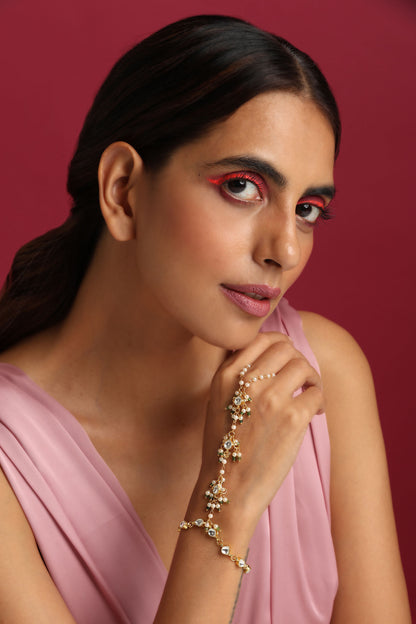 Kundan & Pearls Embellished Haathphool 