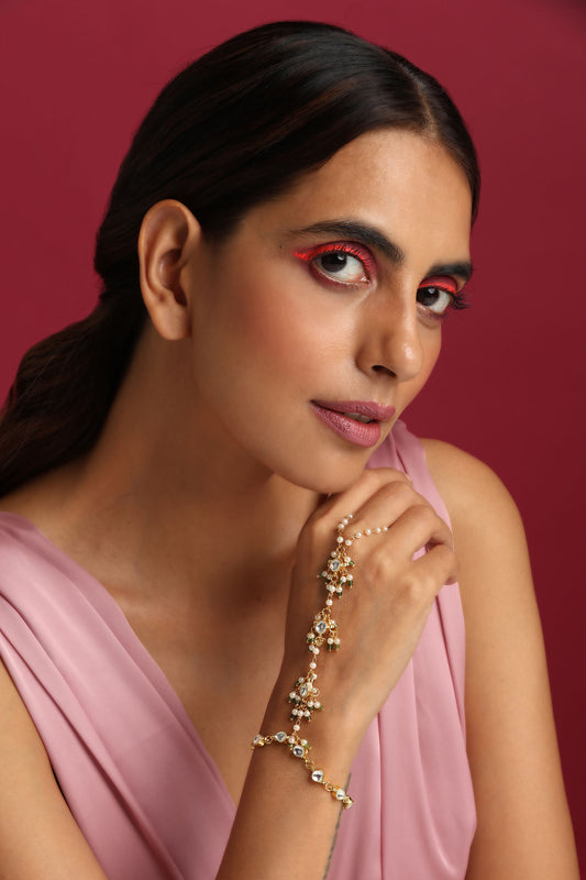 Kundan & Pearls Embellished Haathphool 