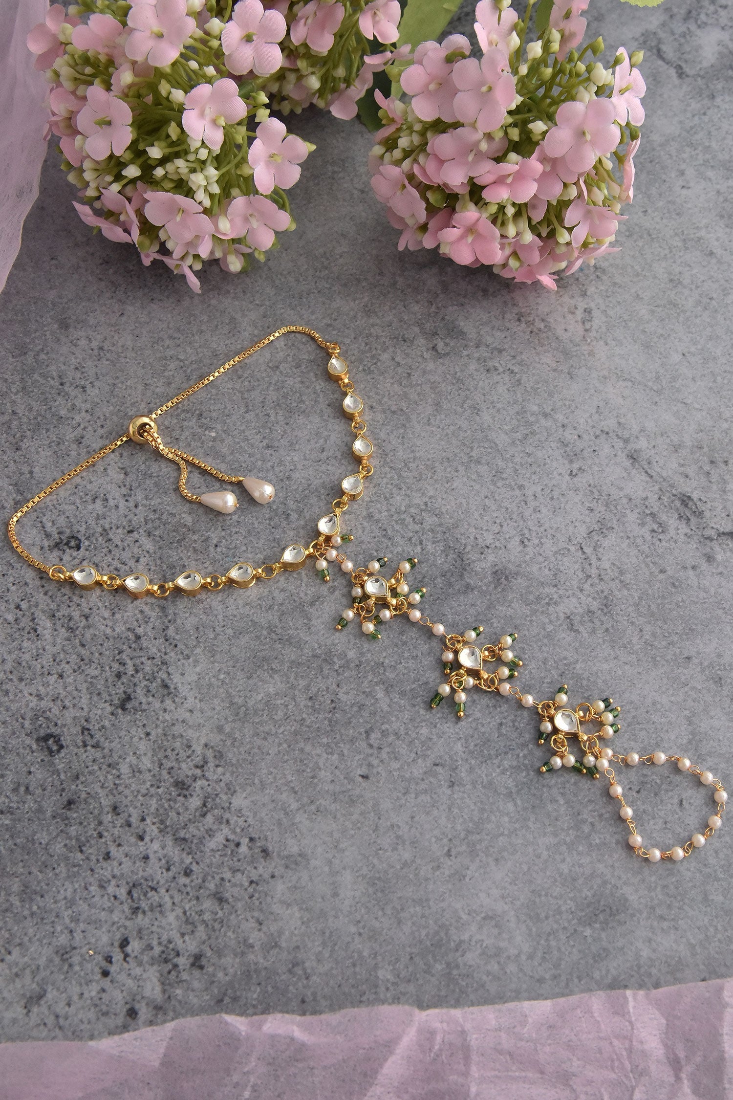 Kundan & Pearls Embellished Haathphool 