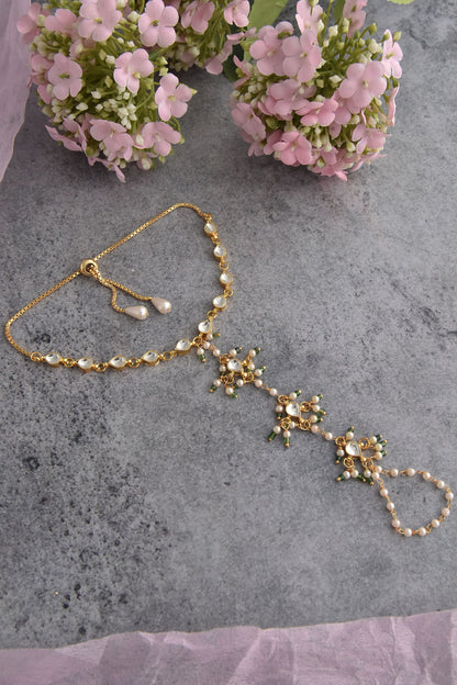Kundan & Pearls Embellished Haathphool 