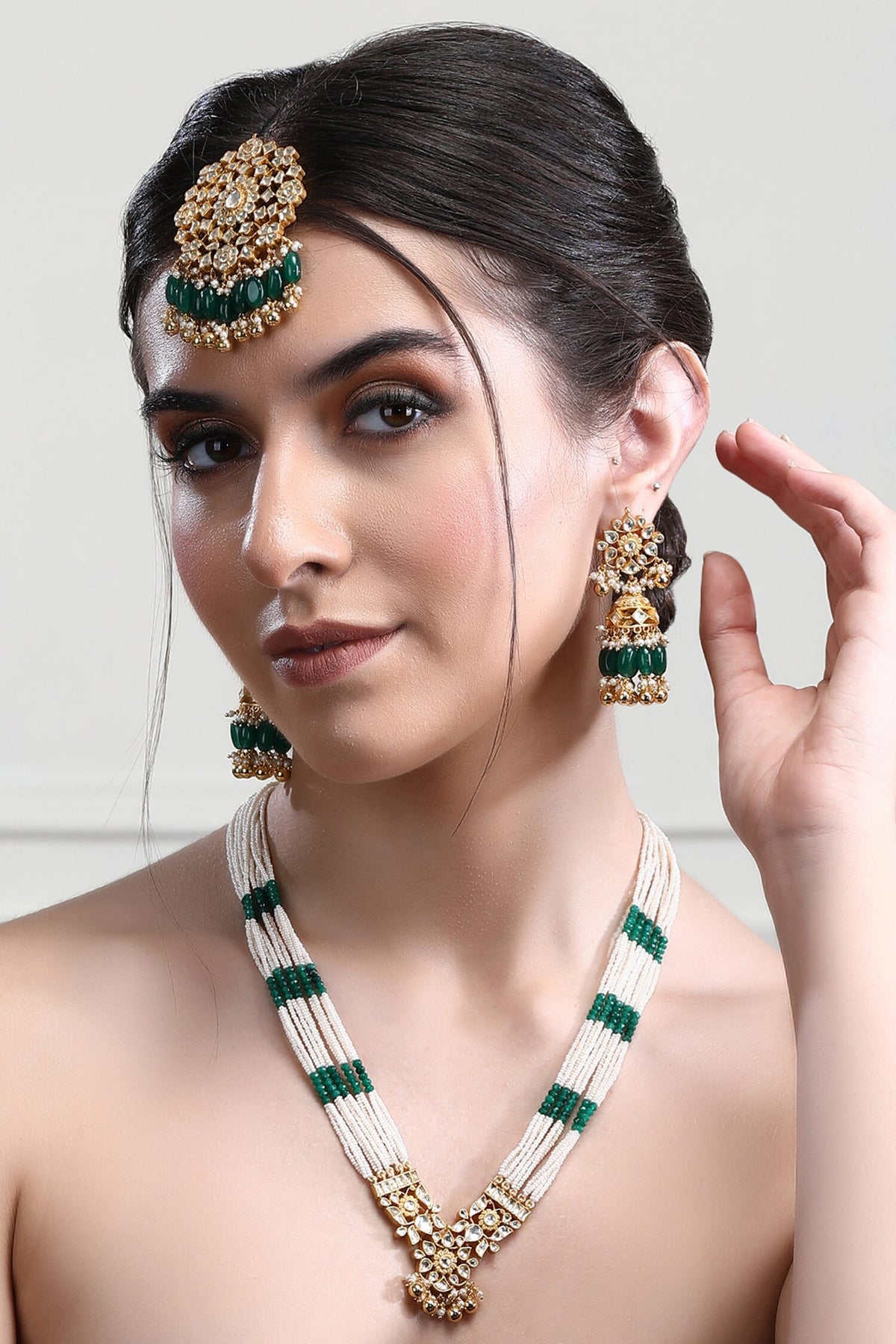 Kundan Embellished Pendant Necklace Set 