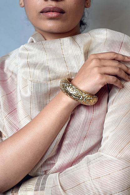 Shweta Floral Pattern Wood Bangle 