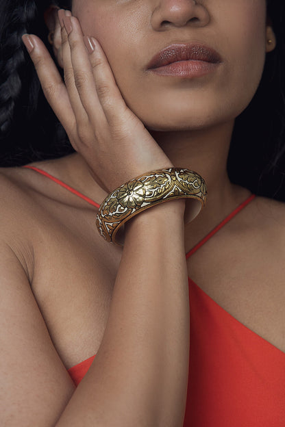 Shweta Floral Pattern Wood Bangle 