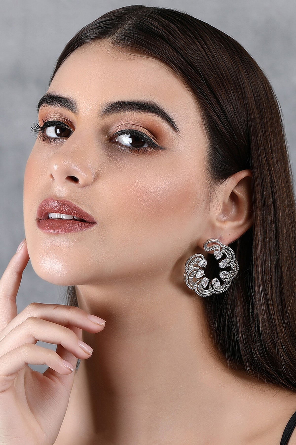 Zircon Embellished Scallop Earrings 