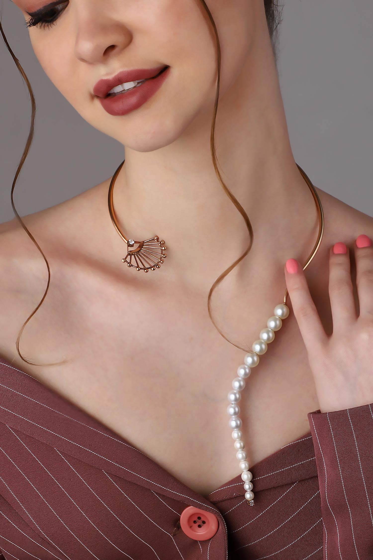 Asymmetric Pearl Studded Necklace 