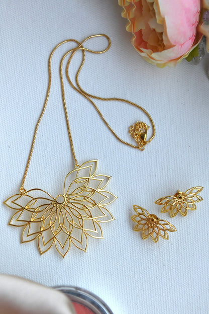 Embellished Floral Pendant Necklace Set 