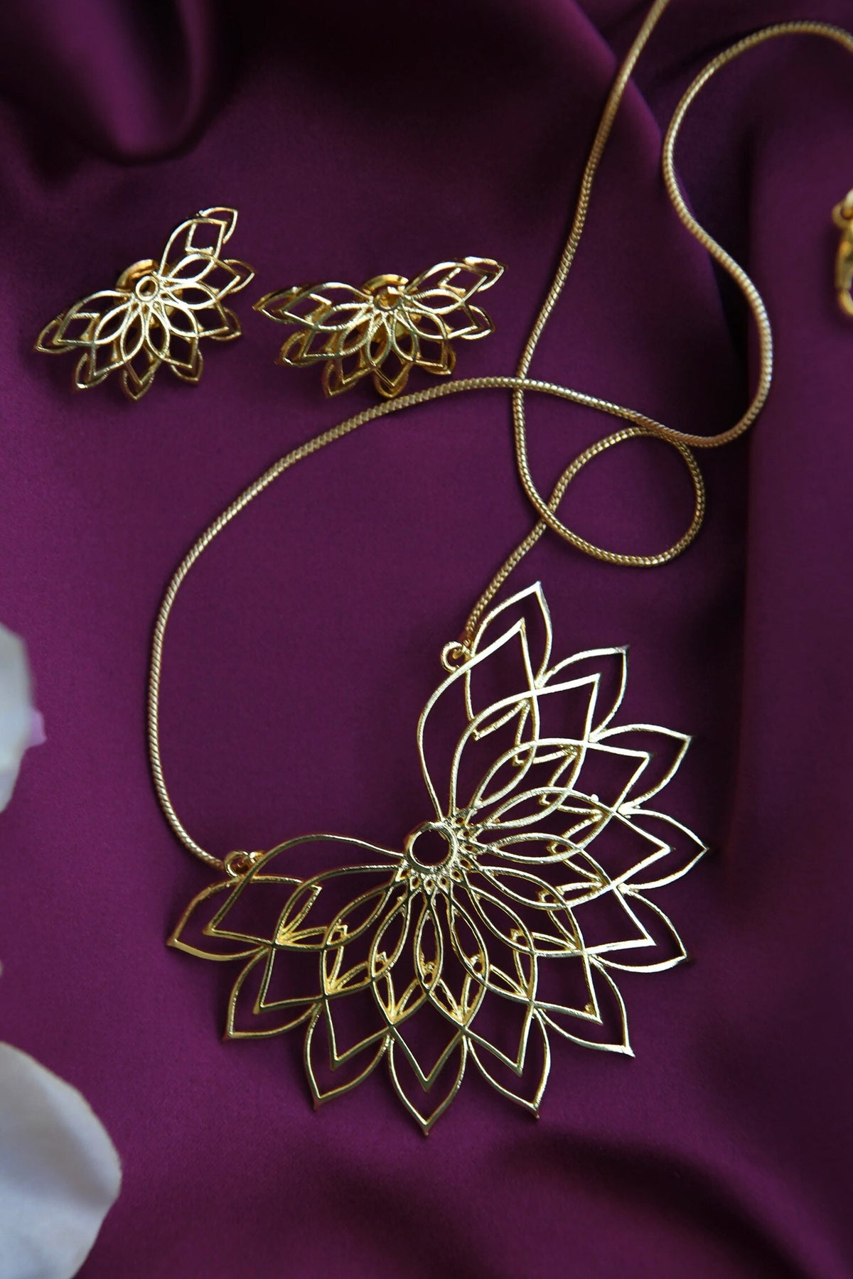 Embellished Floral Pendant Necklace Set 