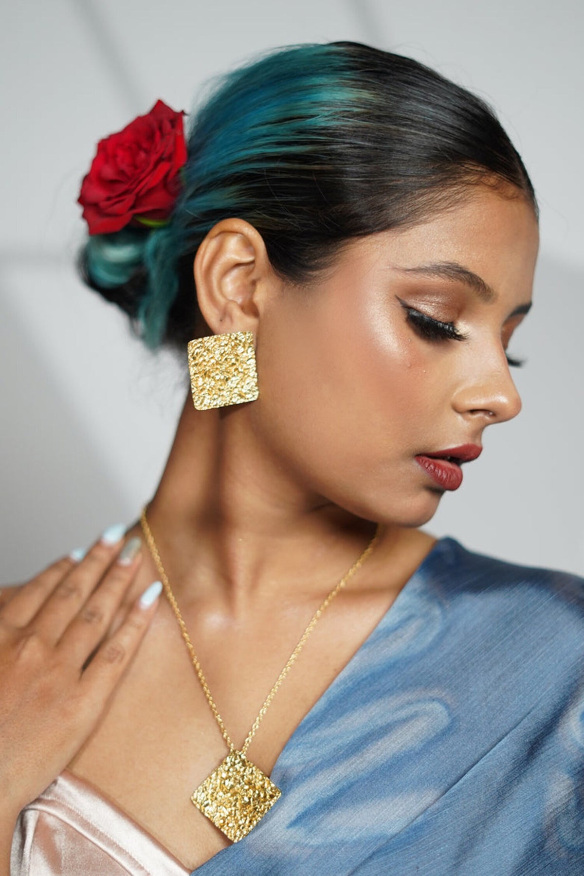 Intrigue Textured Pendant Necklace Set 