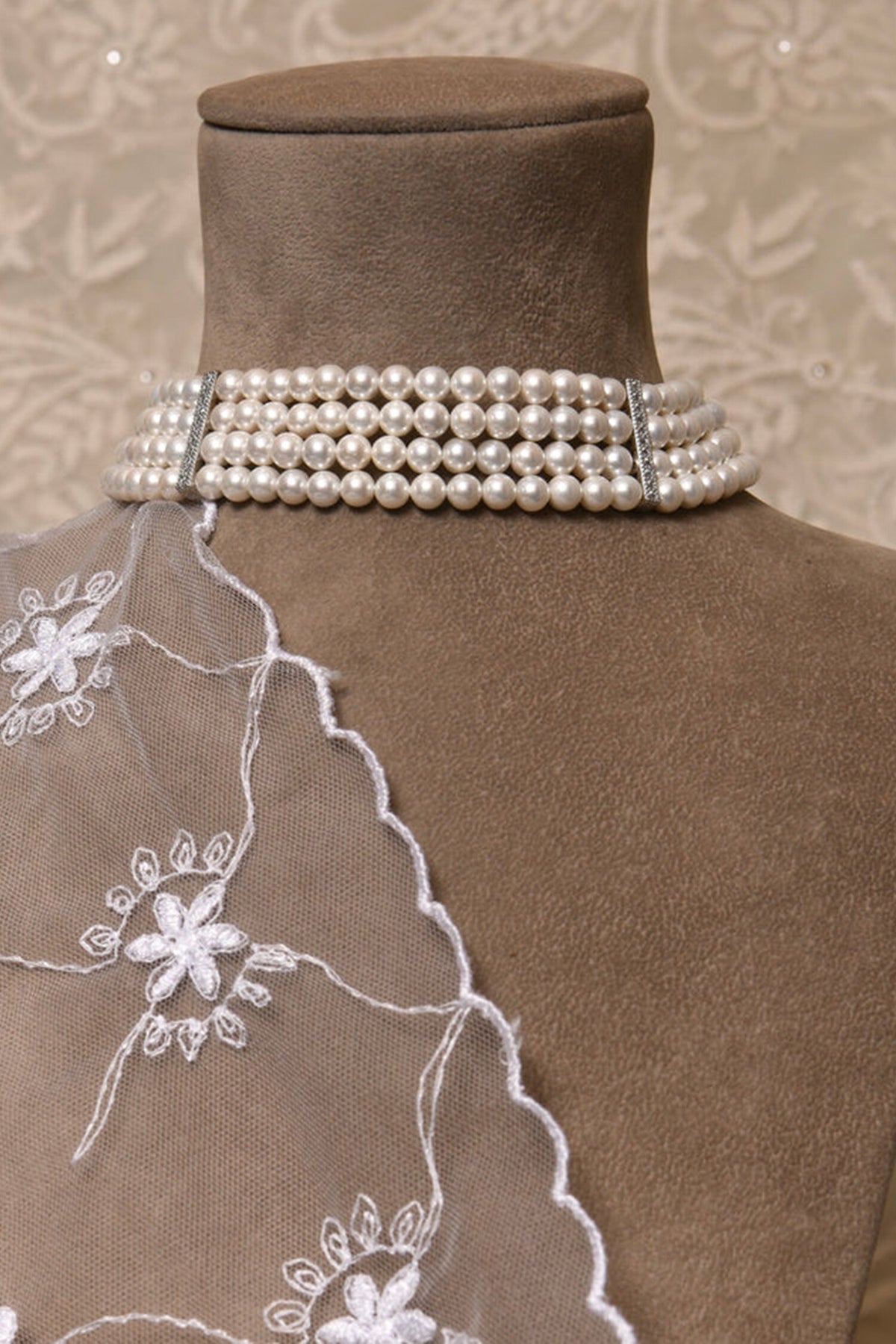 Audrey Pearl Choker 