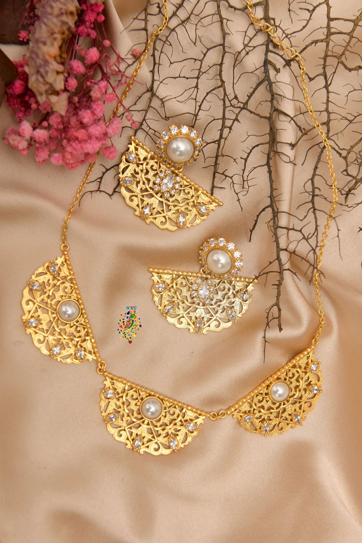 Nilofer Carved Pendant Necklace Set 