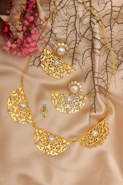 Nilofer Carved Pendant Necklace Set 