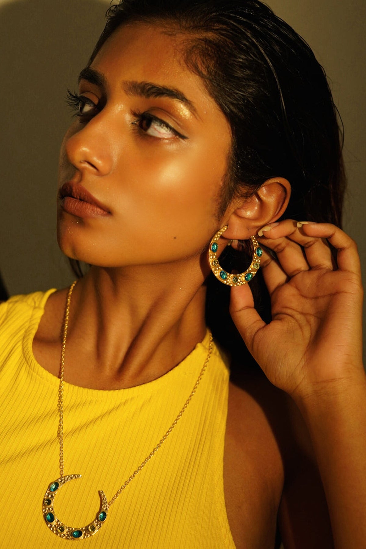Paradise On Moon Shaped Pendant Necklace Set 