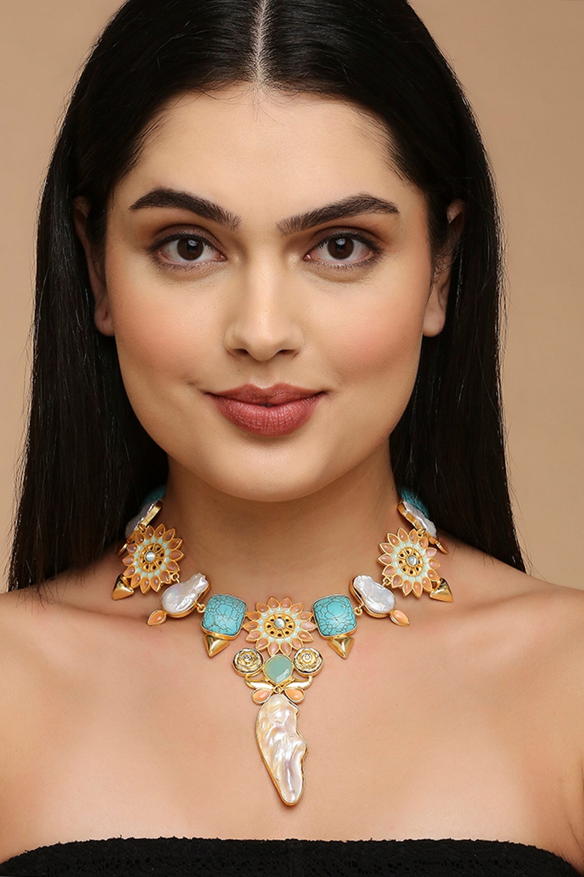 Cut Work Embellished Pendant Necklace 
