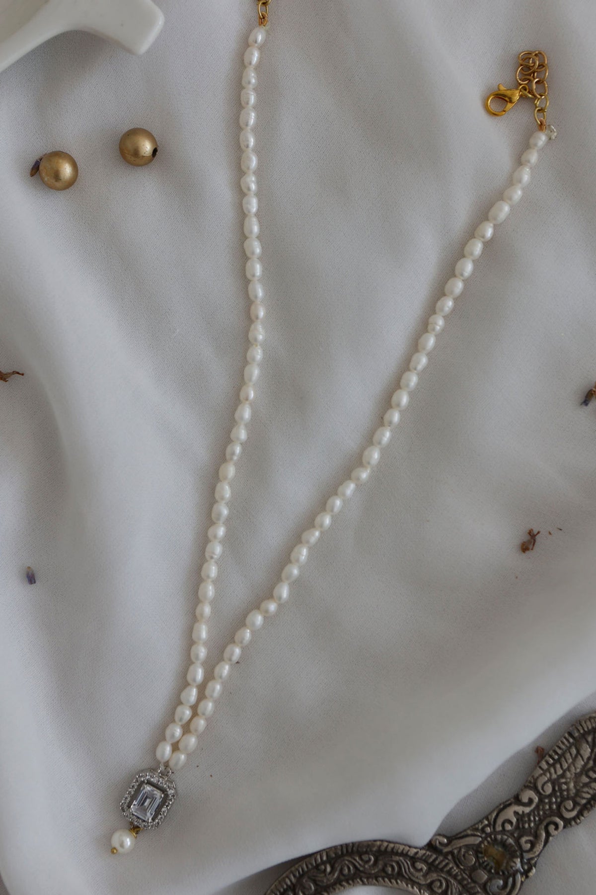 Pearl Embellished Pendant Necklace 