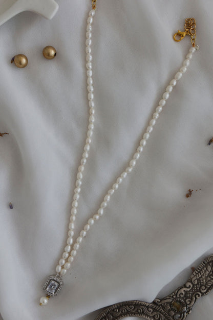 Pearl Embellished Pendant Necklace 