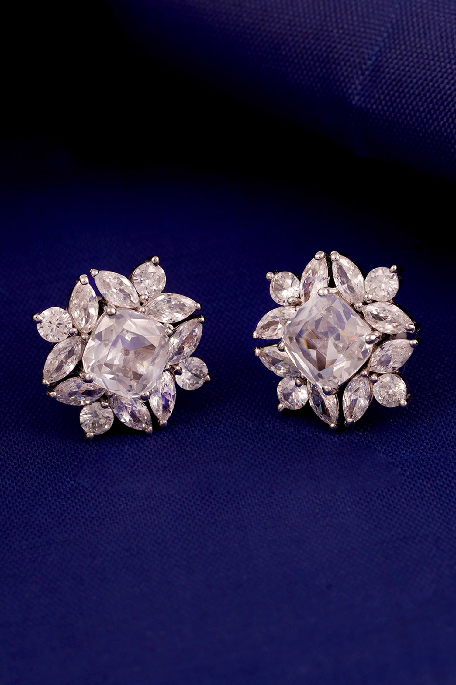 Floral Pattern Daisy Stud Earrings 