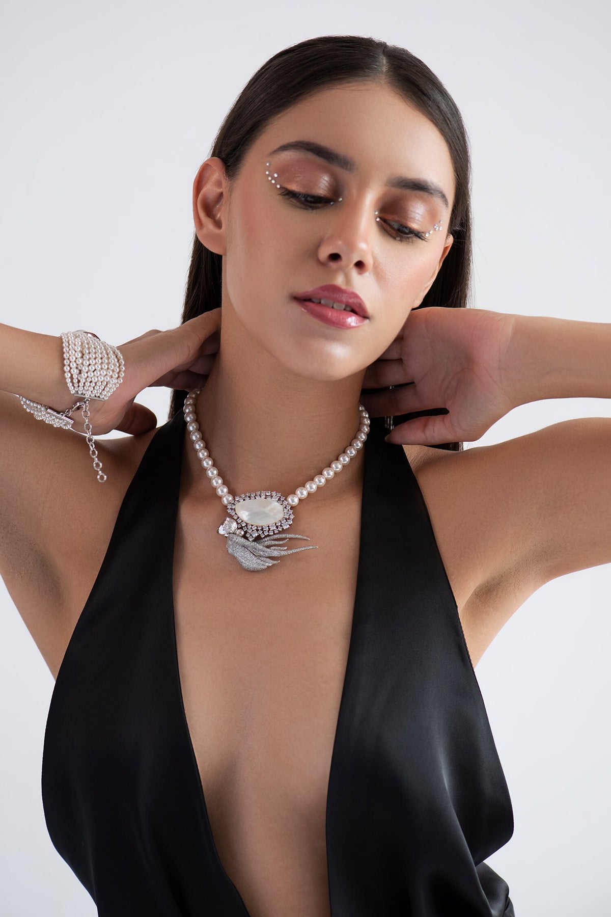 Mother Of Pearl Studded Pendant Necklace 