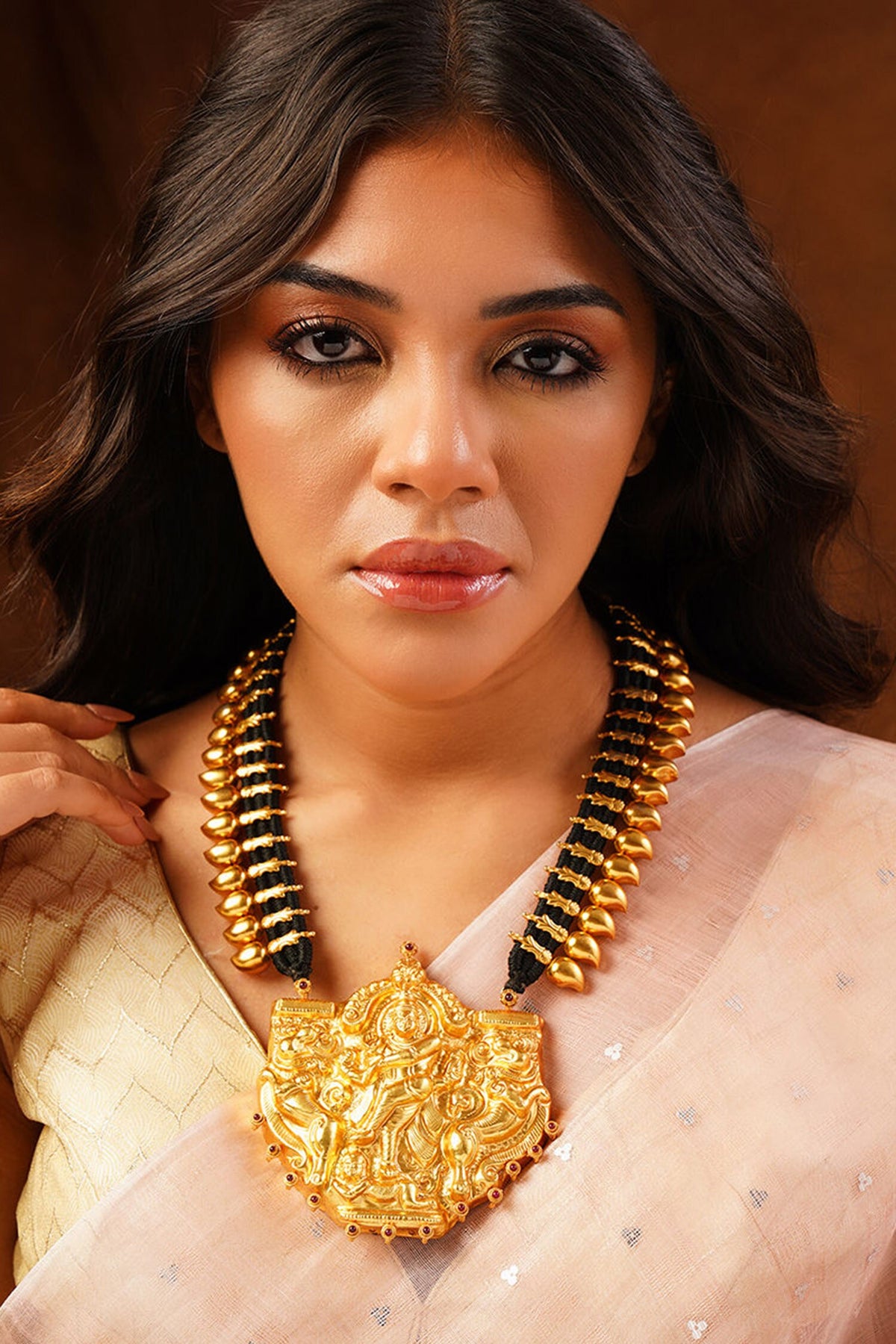 Kundan Embellished Pendant Necklace 