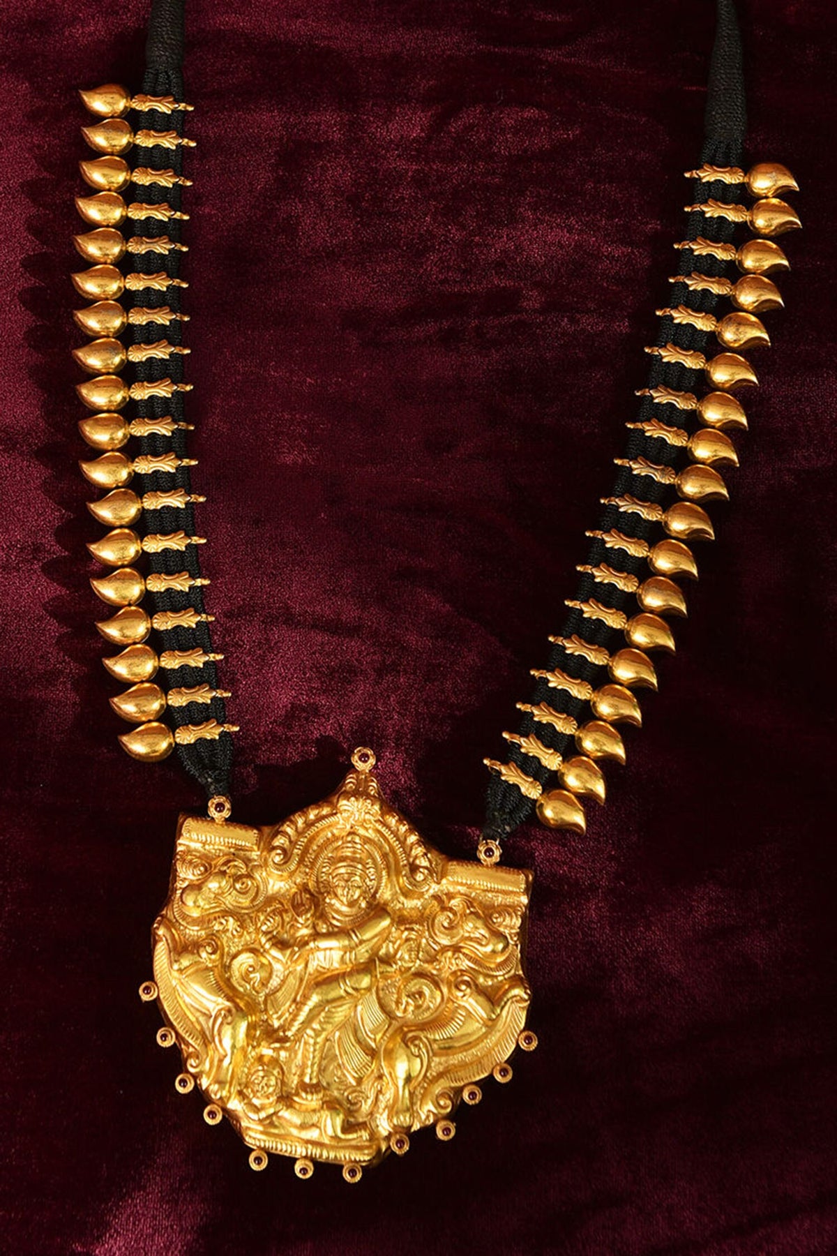 Kundan Embellished Pendant Necklace 