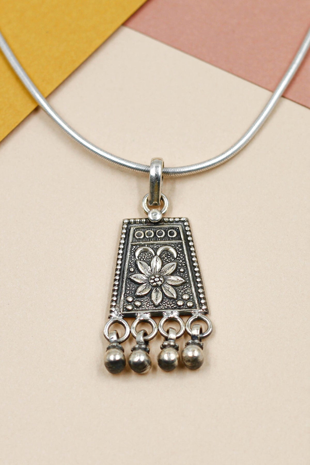 Geometric Floral Carved Pendant Chain Necklace 