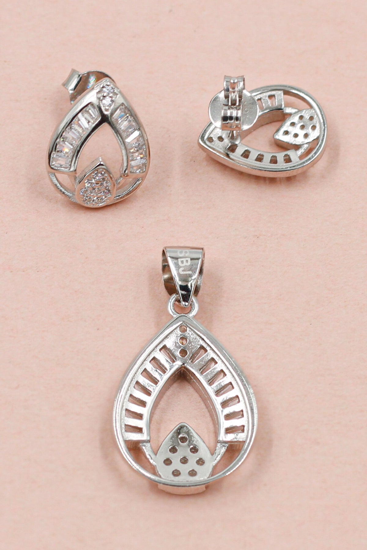 Tear Drop Embellished Pendant With Earrings 
