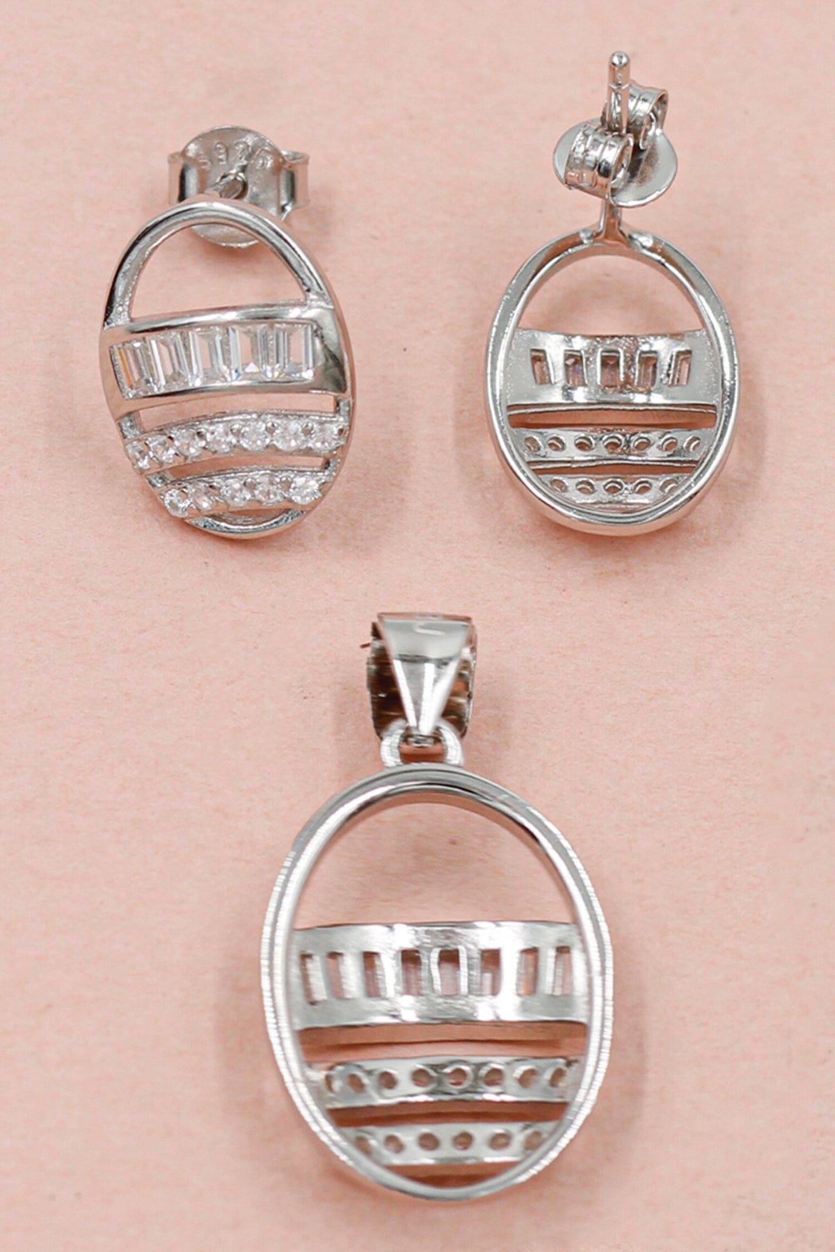 Stone Studded Oval Pendant Set 