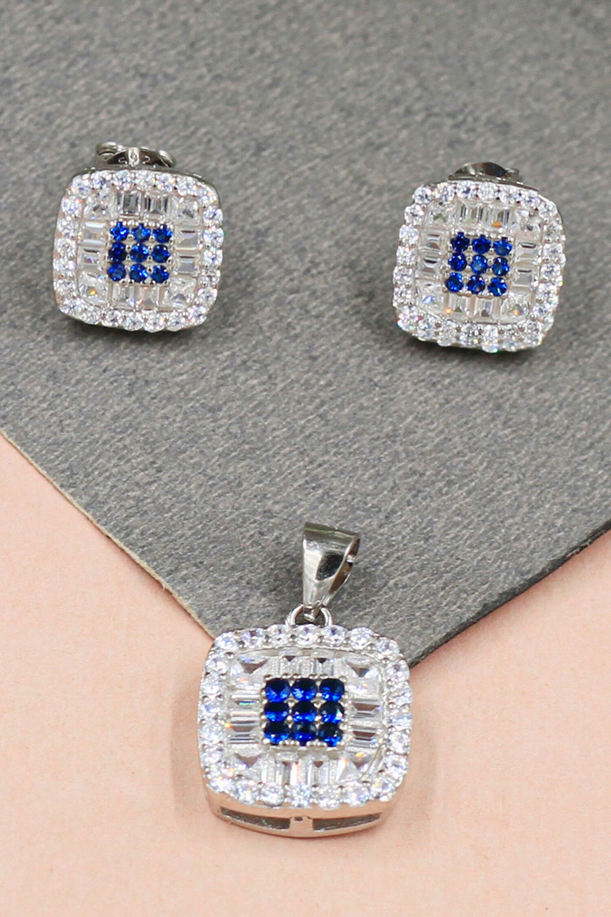 Starry Affair Square Pendant Set 