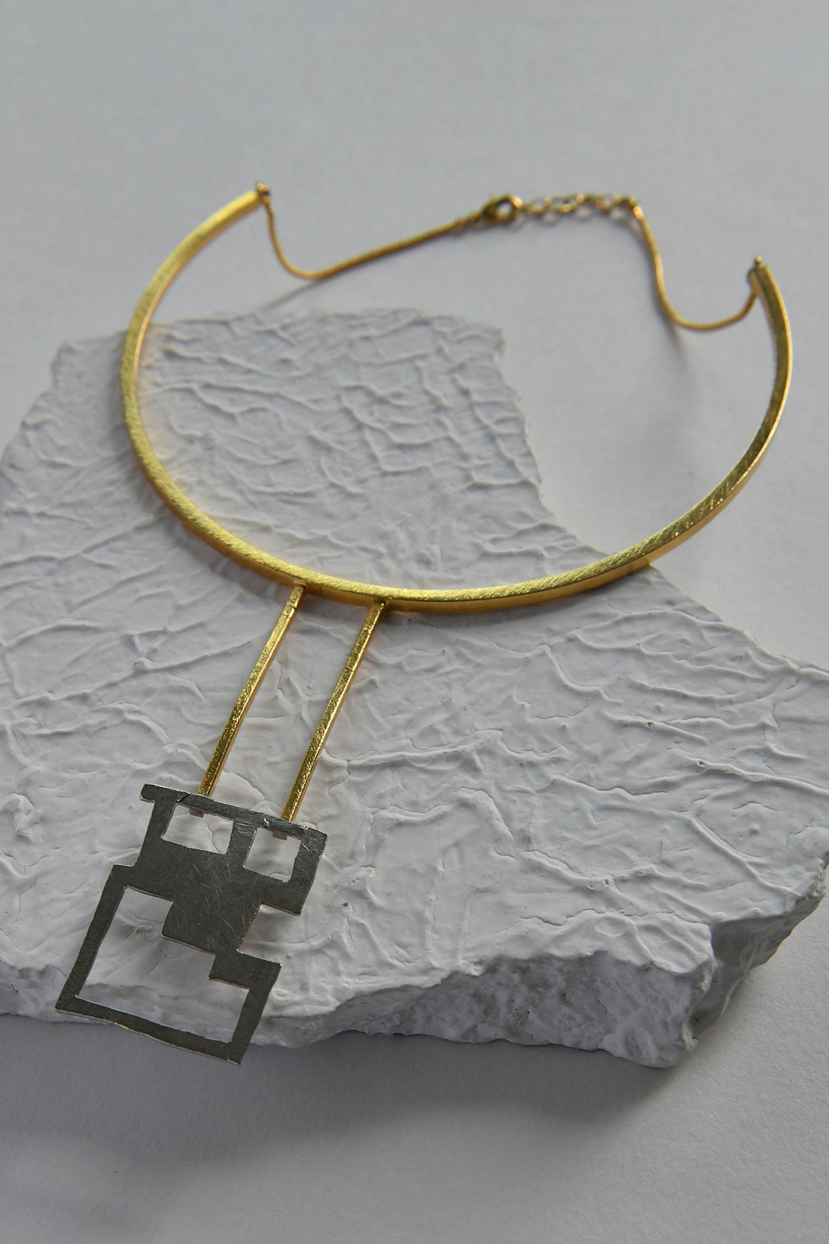 La Niut Brass Choker Necklace 