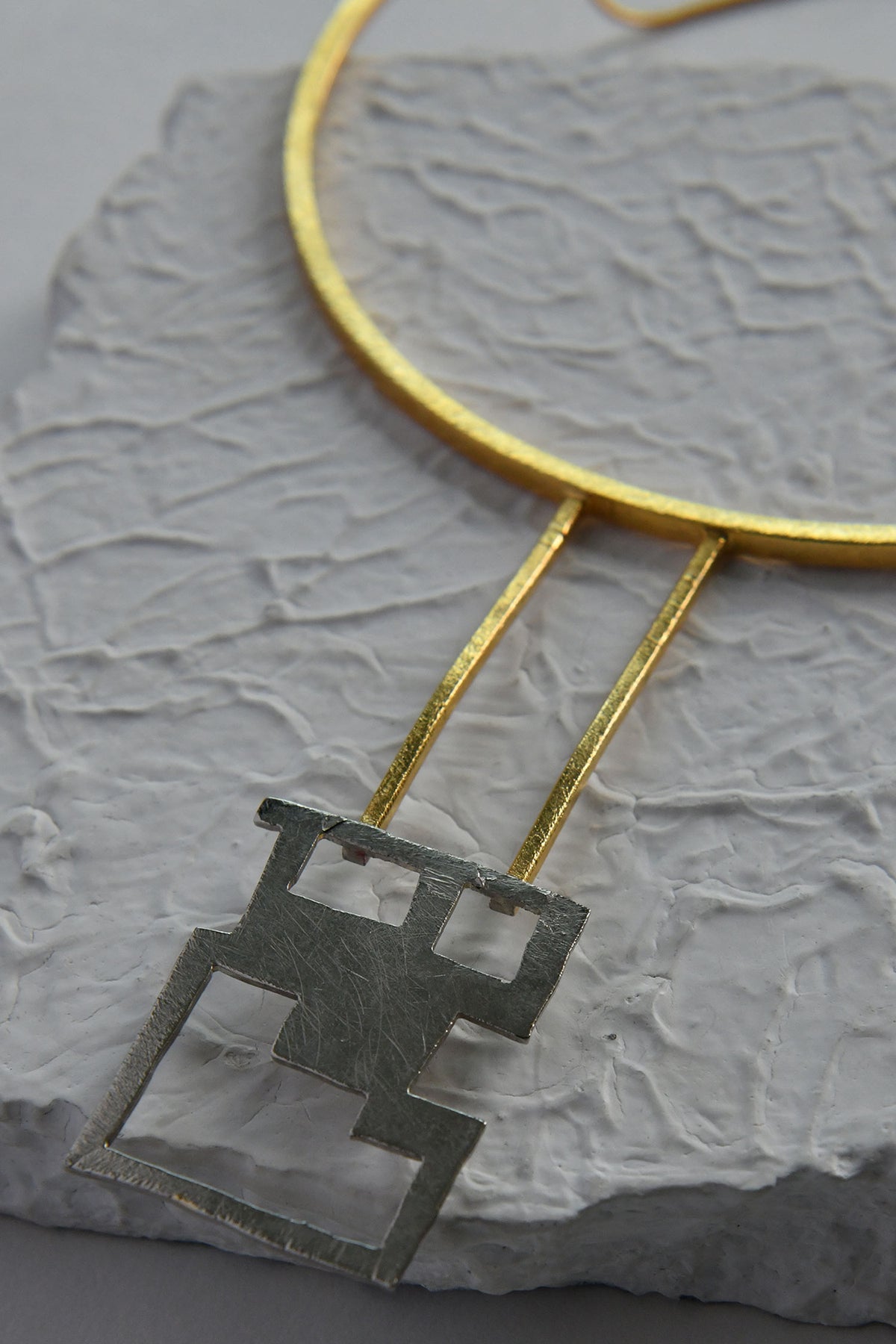 La Niut Brass Choker Necklace 
