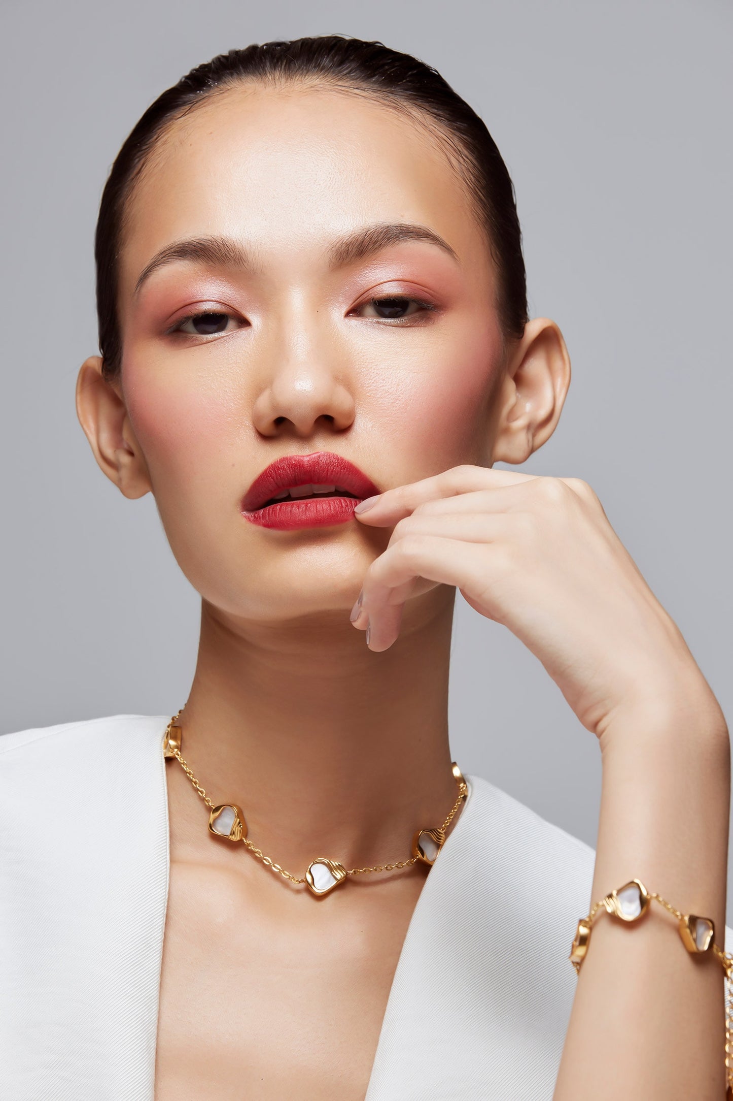 Ibu Stone Embellished Chain Necklace 
