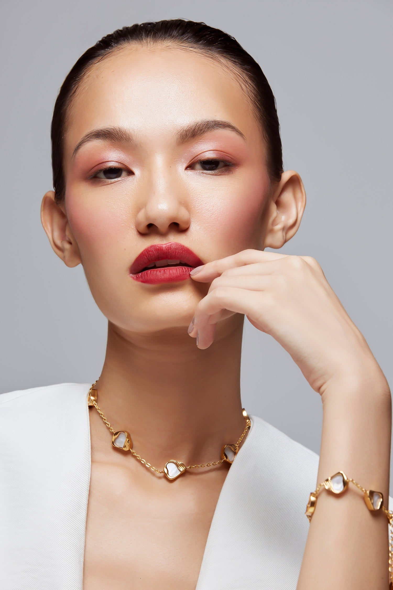 Ibu Stone Embellished Chain Necklace 