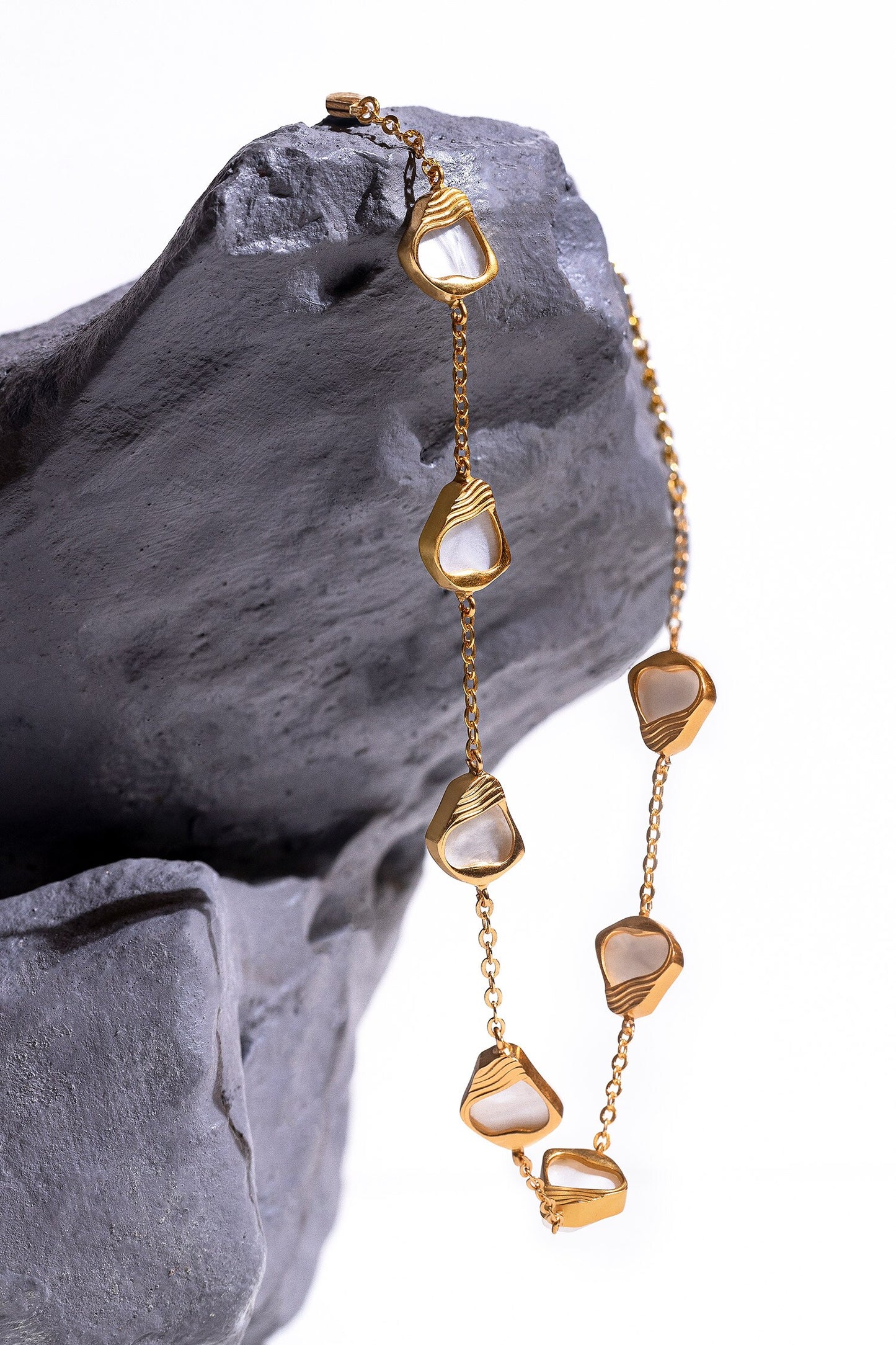 Ibu Stone Embellished Chain Necklace 