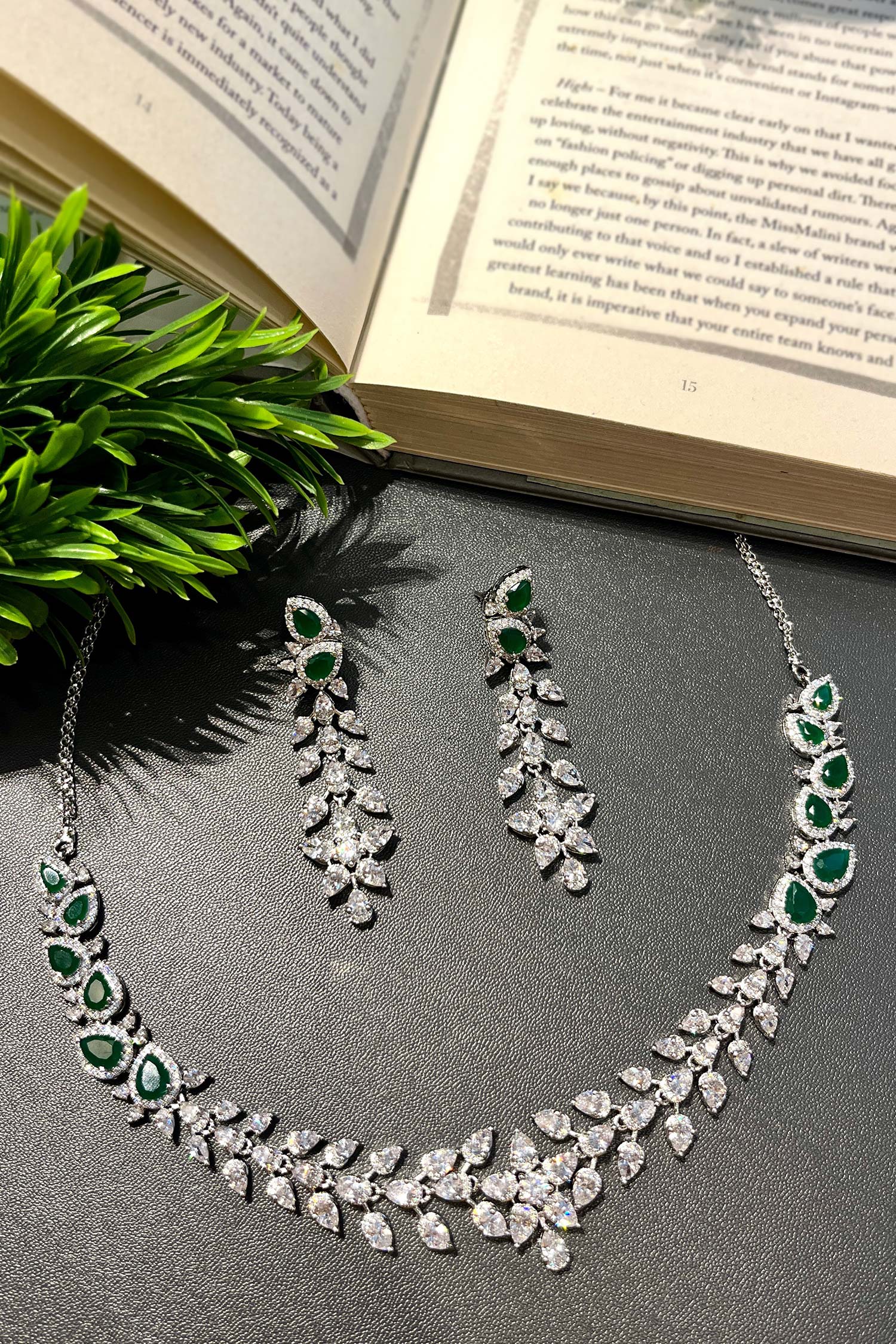 Leaf Carved Choker Set 