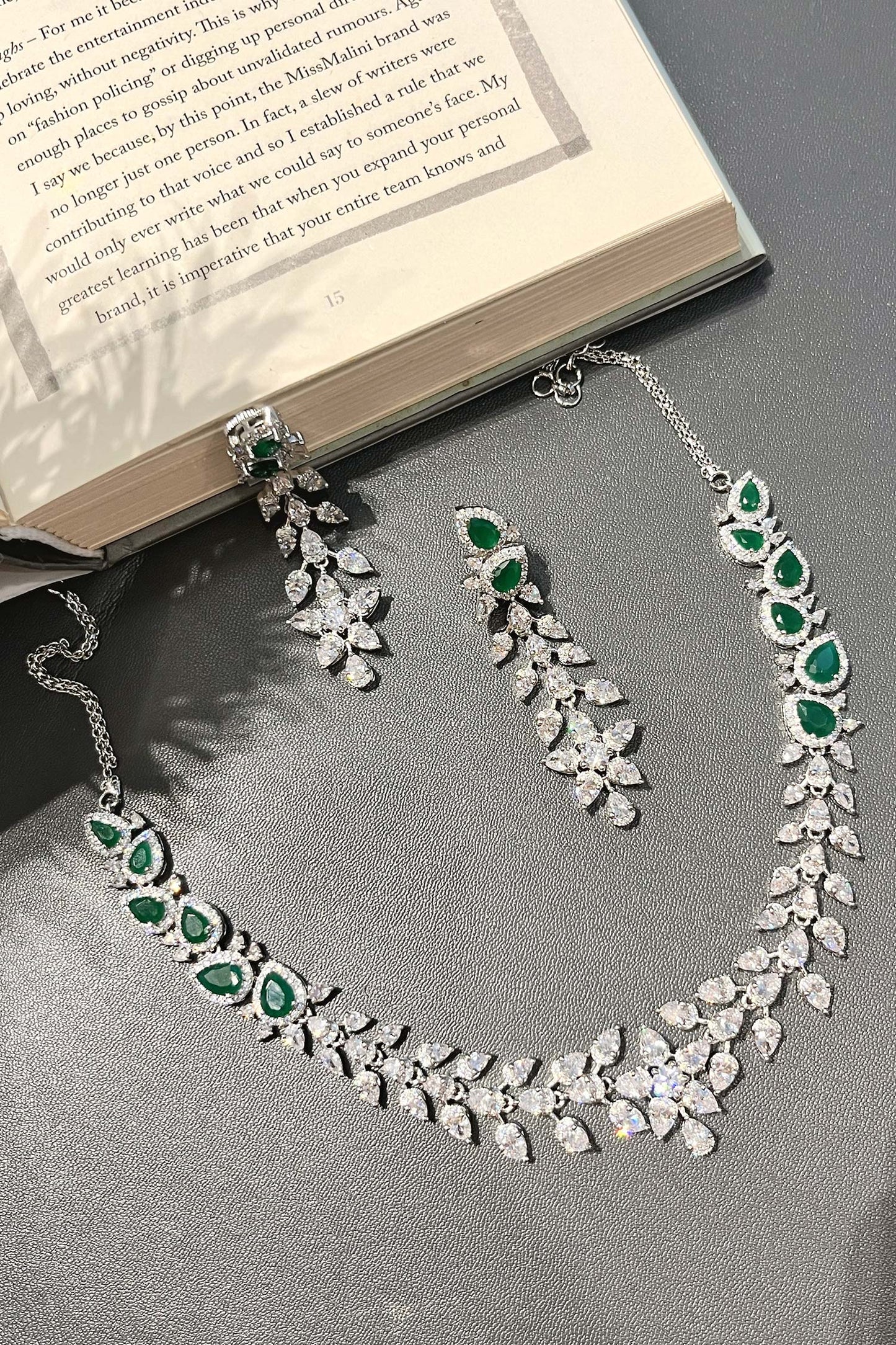 Leaf Carved Choker Set 