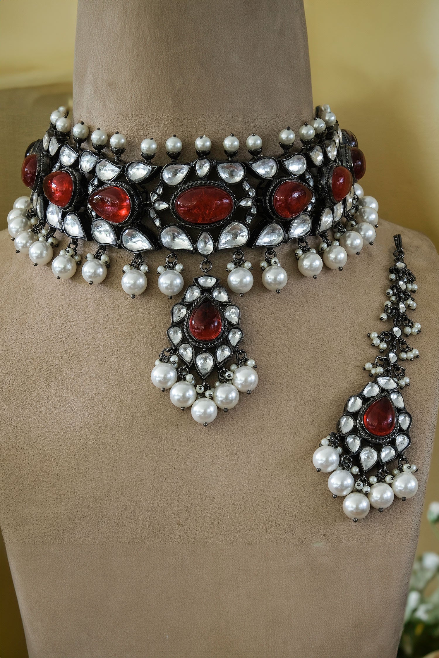 Leaf Carved Choker Set 