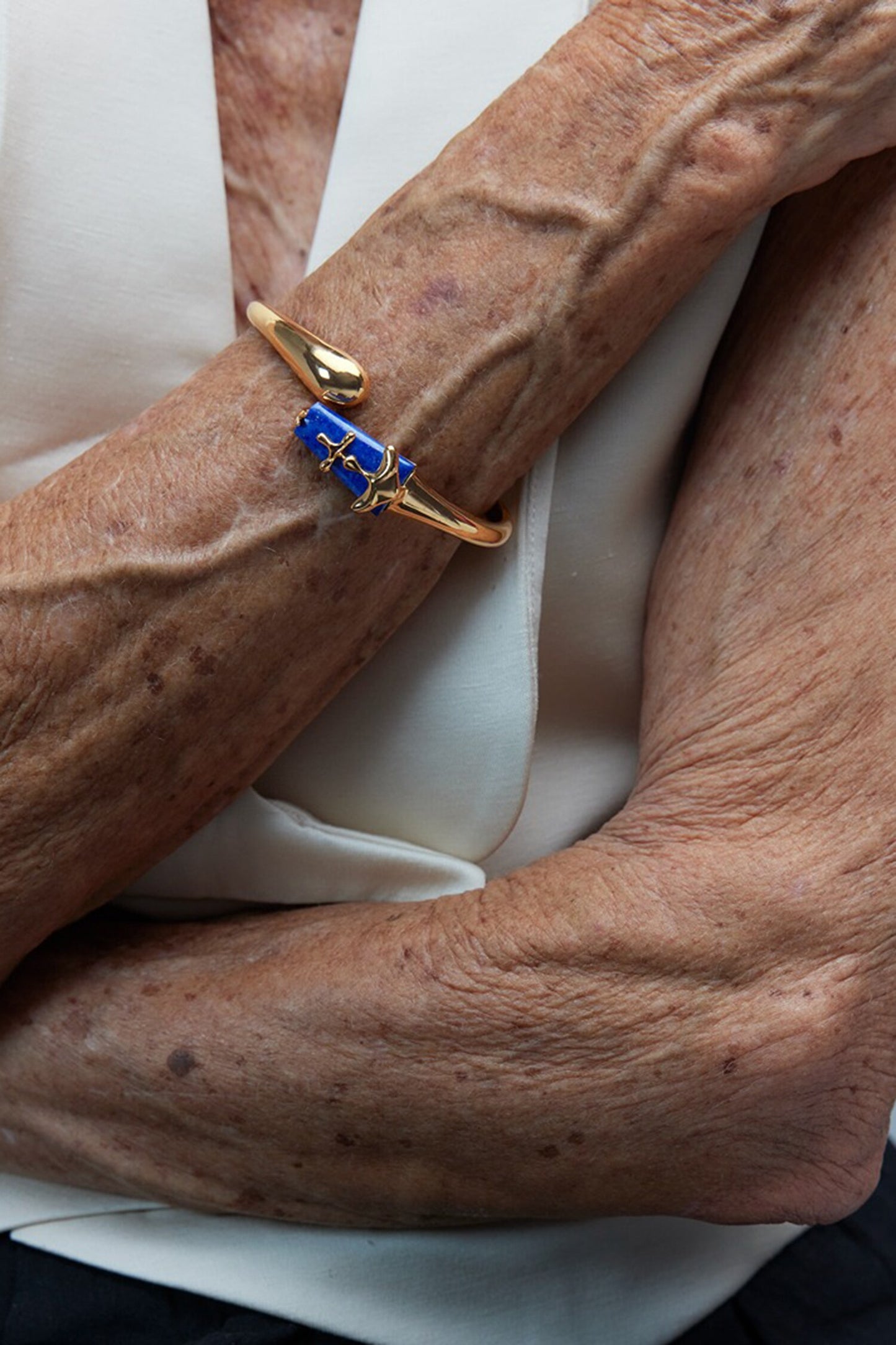 The Lazuli Sculpt Handcuff 